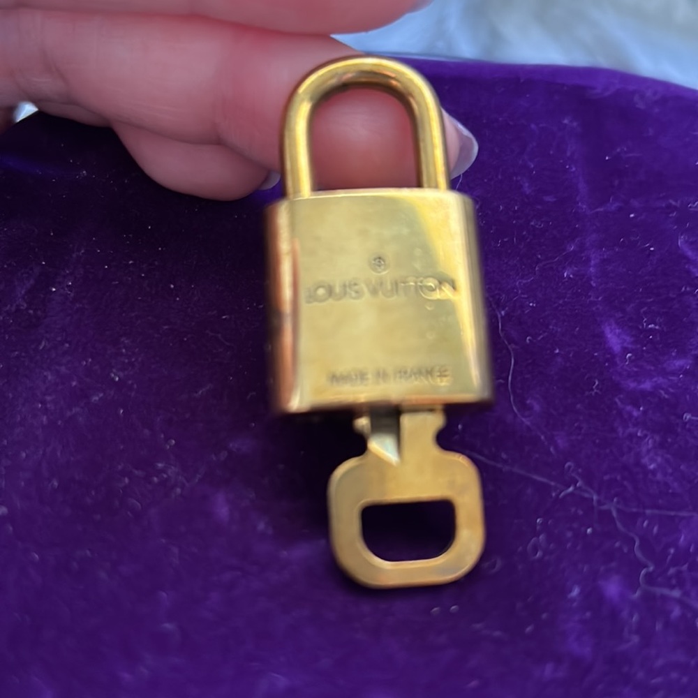 #️⃣3️⃣0️⃣3️⃣ Authentic LV Lock & Key - Picture 7 of 8